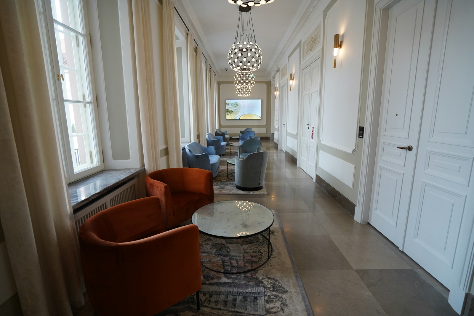 Warszawski hotel butikowy — okno recepcji o świcie